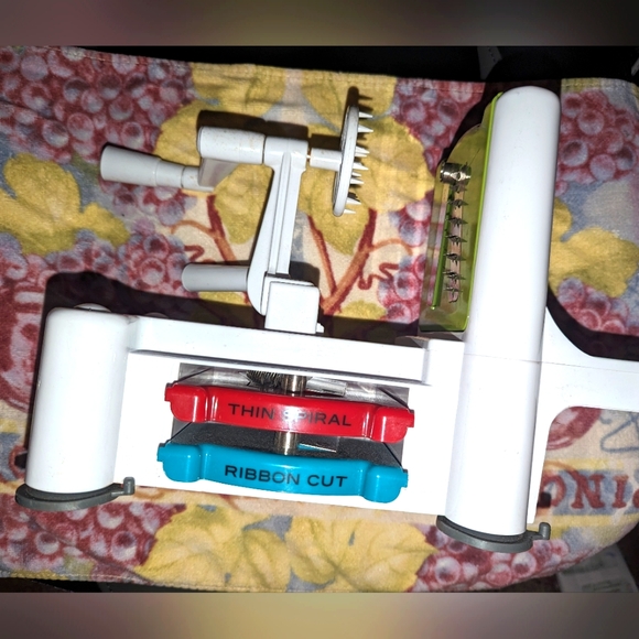 FOOD NETWORK - Three Size Spiralizer - Picture 2 of 9